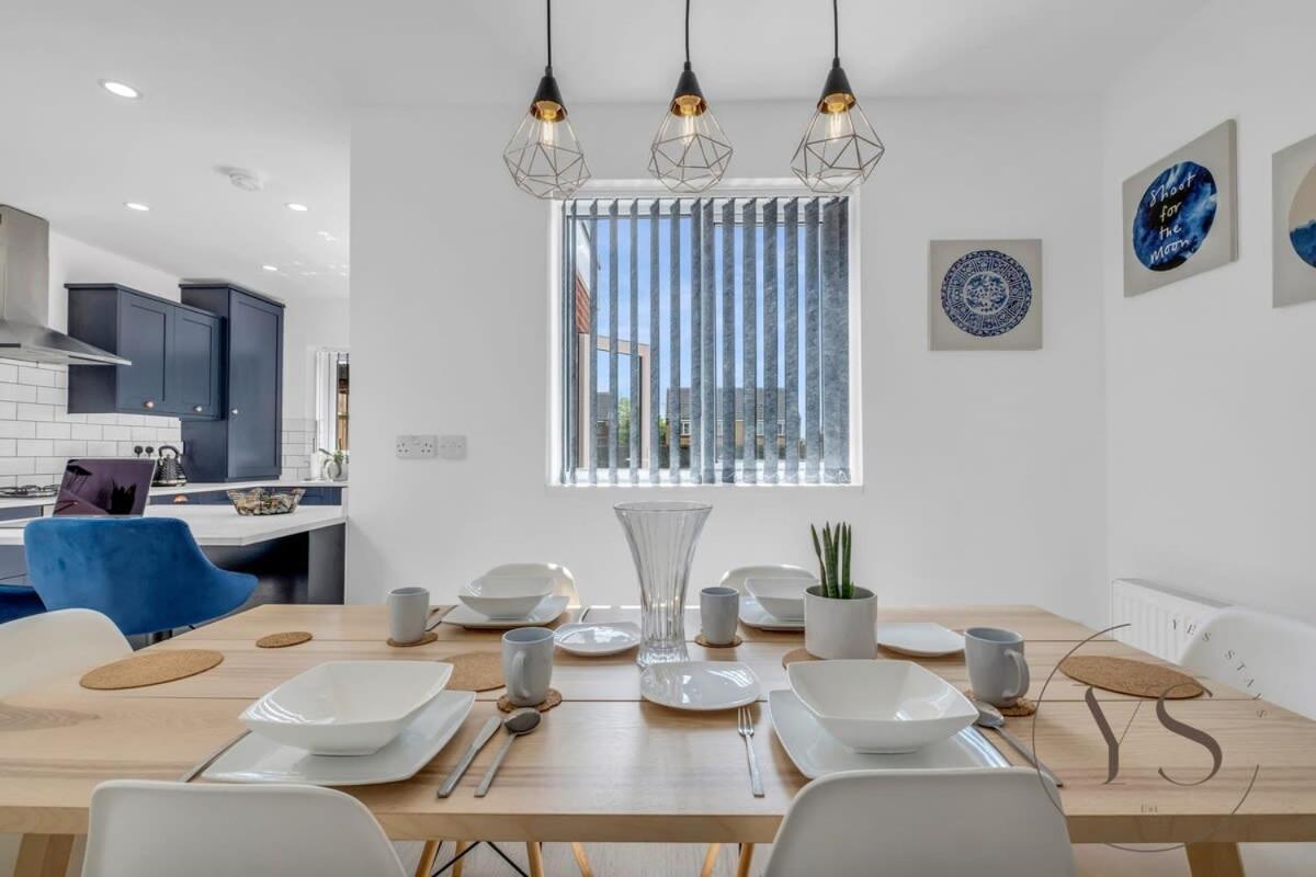 ווסט ברומוויץ' Stylish 3Br Home - Beautiful Garden - Parking מראה חיצוני תמונה